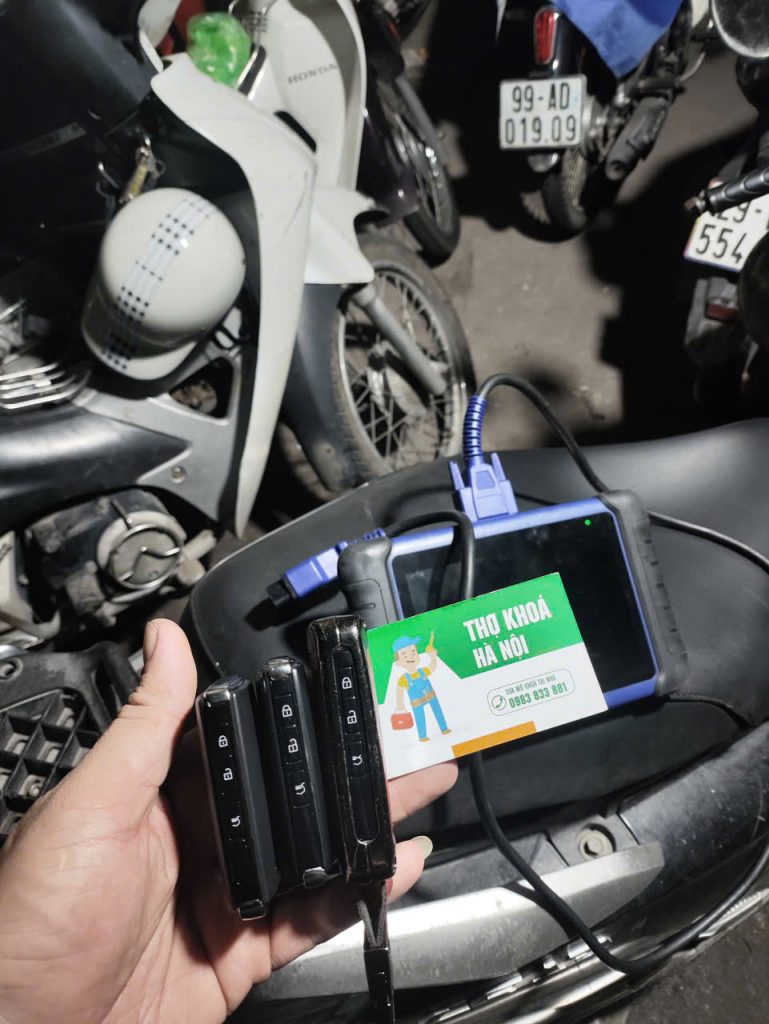 Thợ Hoàng Hải Key lập trình chìa khóa smartkey xe Mazda tại Hà Nội