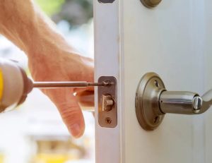 khóa cửa bị lỏng