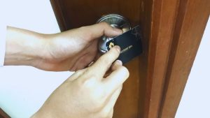 Cách mở khóa cửa phòng khi mất chìa