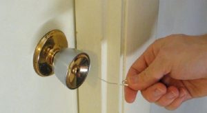 Cách mở khóa cửa phòng khi mất chìa