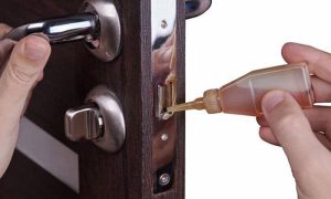 bảo dưỡng ổ khóa cửa