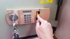 Mở khóa két sắt điện tử bị hết pin