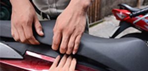 Cách mở cốp xe máy khi bị kẹt