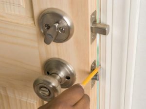 Cách Mở Khóa Cửa Bị Rít